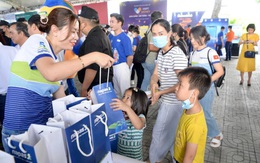 Công nhân hào hứng trải nghiệm dịch vụ và trò chơi tại Chợ phiên Không tiền mặt