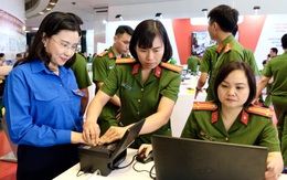 Làm CCCD tại không gian triển lãm kỷ niệm 60 năm Ngày truyền thống lực lượng Cảnh sát nhân dân
