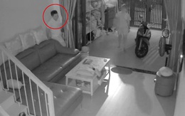Chồng cười khoái chí khi hù được vợ giật mình