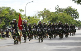 Ngắm kỵ binh diễu hành, cảnh sát biểu diễn bắn súng, võ thuật trước Đại Nội Huế