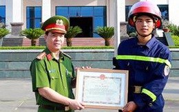 Khen thưởng chiến sĩ công an giải cứu hơn 100 học sinh trong đêm mưa lũ