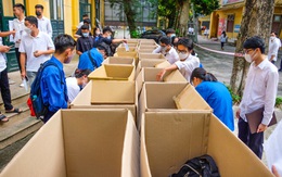 'Nhiệm vụ mới' mùa thi tốt nghiệp THPT 2022: Giữ đồ cho thí sinh