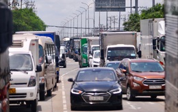 Quốc lộ 1 ùn 7km, trạm thu phí An Sương phải mở thêm làn thu tiền mặt