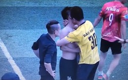 Chàng trai xoa dịu 'cái đầu nóng' sau va chạm bằng cách thơm má đối thủ