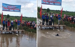 Bé gái thi bơi tốc độ 'ốc sên'