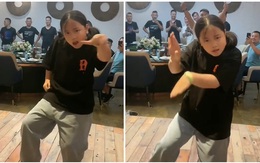 Biểu cảm thần thái của bé gái khi nhảy khiến người xem phì cười