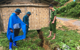 Nứt đất rộng cả gang tay kéo dài khắp làng biên giới ở Nghệ An