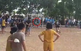 Thủ môn bắt penalty bị thủng lưới vì ăn mừng quá sớm
