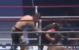 Võ sĩ xoa đầu đối thủ an ủi vì bị hạ knock-out