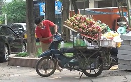 Chàng trai bối rối khi người đi đường liên tục nhặt được tiền rơi trước mặt