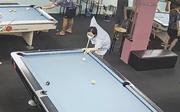 Cô gái đánh bi da lỗ đã hay lại còn hên