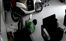 Thanh niên sang chấn tâm lý vì đập mặt vào kính cường lực