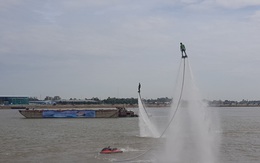 Người dân chen kín bờ kè sông Tiền xem flyboard, dù lượn