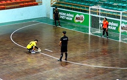 Nữ cầu thủ nổi quạu vì đặt bóng để sút penalty hoài không được