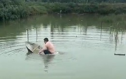 Chàng trai trổ tài chèo thuyền bị chìm giữa ao