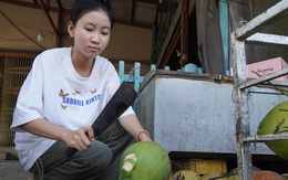 'Con ơi nghỉ học đi, mẹ đi làm cực khổ quá không có tiền...'