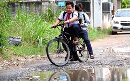 Học sinh ở Bình Tân, Bình Chánh, Hóc Môn sụp 'ổ gà' trên những tuyến đường... nát như tương