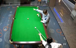 Cô gái ngơ ngác khi đối thủ lượm 4 siêu phẩm bida 'rùa' một cách khó tin
