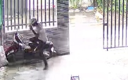 Chàng trai hú hồn khi xe máy kẹt tay ga