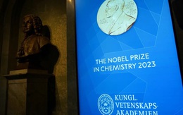 Hai người Mỹ và 1 người Nga là chủ nhân giải Nobel Hóa học 2023