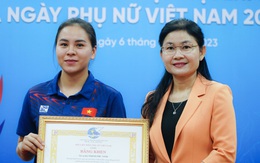 Xạ thủ Trịnh Thu Vinh nhận bằng khen của Hội Liên hiệp phụ nữ Việt Nam