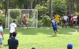 Chàng trai bị thủ môn bắt bài khi sút penalty kiểu panenka