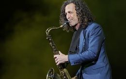 Kenny G chinh phục 4.000 khán giả Việt Nam bằng phong cách nhạc jazz gây tranh cãi