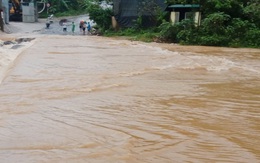 Đi qua suối trong đêm, người đàn ông bị lũ cuốn