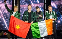 Sau ồn ào, Westlife diễn bùng cháy và mời fan Việt lên song ca trên sân khấu