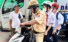 Cảnh sát giao thông đưa 2 học sinh đến trường vì tài xế vi phạm nồng độ cồn bị giữ xe