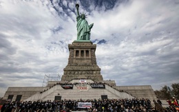 Người Do Thái 'chiếm lấy' tượng Nữ thần Tự do ở New York, đòi ngừng bắn ở Gaza