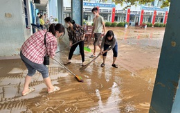 Thầy cô vùng trũng Đà Nẵng hì hục dọn bùn non sau ngập