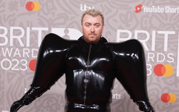 Ca sĩ Sam Smith bị chế nhạo vì mặc đồ cao su bơm hơi trên thảm đỏ Brit Awards 2023