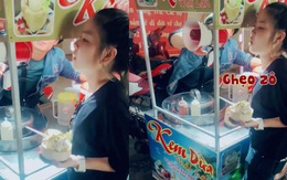 Cô gái ngơ ngác khi nghe lại giọng mình qua loa phóng thanh