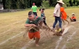 Bé trai 'chịu đấm ăn xôi' khi chơi trò kéo mo cau