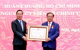 Chủ tịch nước Võ Văn Thưởng trao Huân chương Hồ Chí Minh tặng ông Phạm Quang Nghị