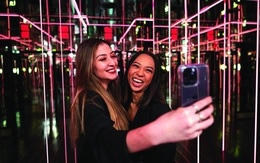 Uống một ly, ăn một món và selfie trong nhà vệ sinh