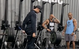 Hai gymer ngơ ngác với anh lao công một tay xách đòn tạ 200kg