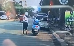 Cô gái nhảy ra ngoài để xe máy tự tông vào đuôi ô tô
