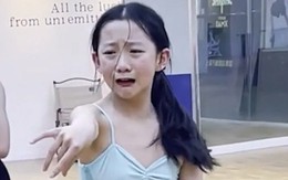 Bé gái vừa khóc vừa nhảy nhưng vẫn chuẩn từng động tác