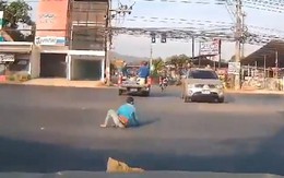 Người đàn ông ngồi thùng sau xe bán tải ngã lộn nhào xuống đường