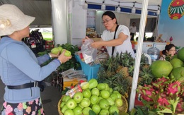 Người dân TP.HCM đội nắng đi 'săn' đặc sản khắp nơi đưa về, còn được tặng thêm cá cảnh