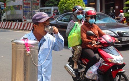 Nắng nóng, uống nước cho đủ kẻo người héo queo, bải hoải