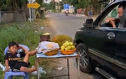 Bé trai ngủ say sưa khi bán hàng cho mẹ