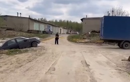 Màn giải cứu ô tô rời từ hố này sang hố khác