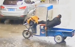 Tài xế xe ba gác 'thả hồn theo gió' khi bị ô tô tông