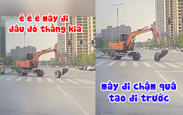 Máy xúc đang sang đường thì rơi bánh