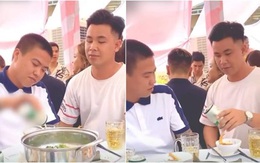 Chàng trai uống bia kiểu lươn lẹo bị bạn bắt bài