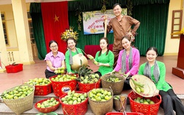 Thầy cô hái xoài trong sân trường tặng học trò cuối năm học