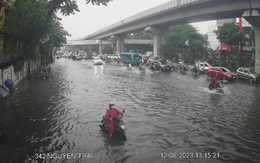 Mưa to sau nhiều ngày oi nóng, phố Hà Nội ngập úng